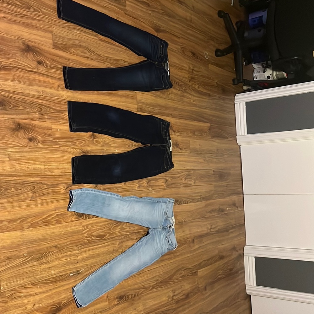 3 pairs of hollister jeans, 1x light wash 2x dark wash. All size 1R